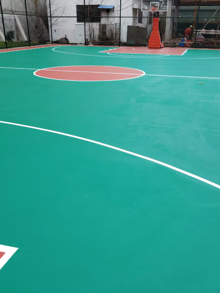 噶尔 球场长期使用易出现地面开裂